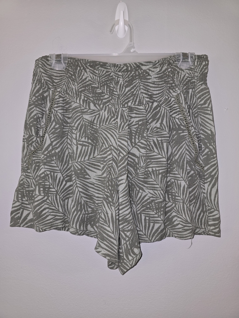 Three Dots Palm-Print High-Waist Shorts - Sage & White